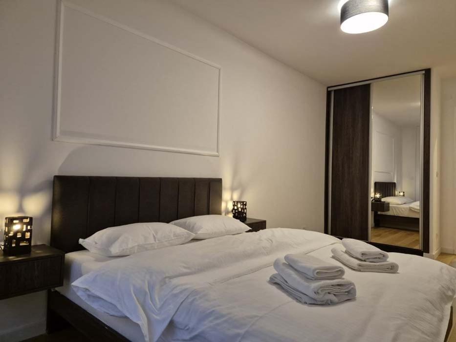 Park New Luxury With Garage Apartment *