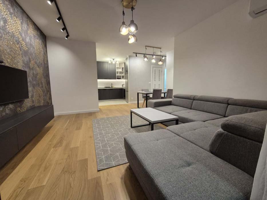 Park New Luxury With Garage *